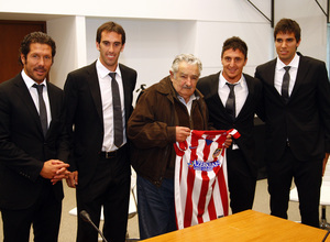 Temporada 12/13. Gira Uruguay. Los uruguayos del Atlético posan con José Mujica